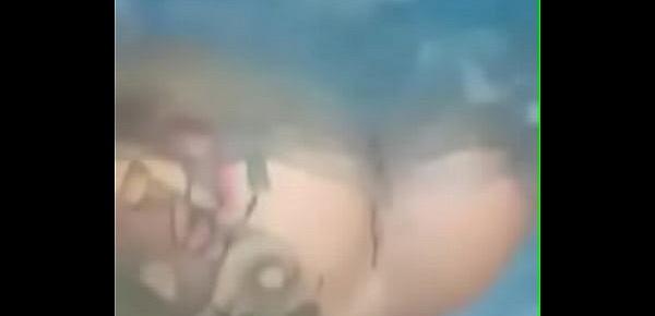  Novinha pelada dentro da piscina gravando um vídeo se exibindo
